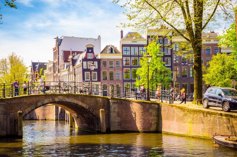 荷兰阿姆斯特丹的传统建筑和小