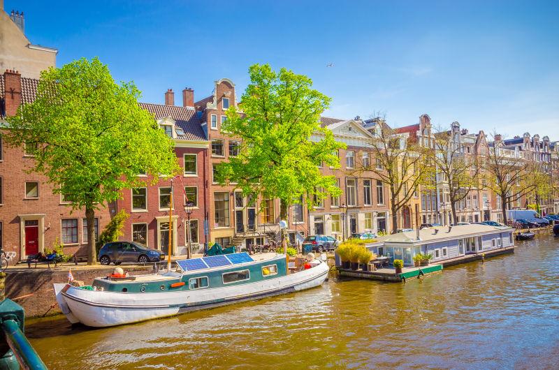 荷兰阿姆斯特丹的传统建筑与小船