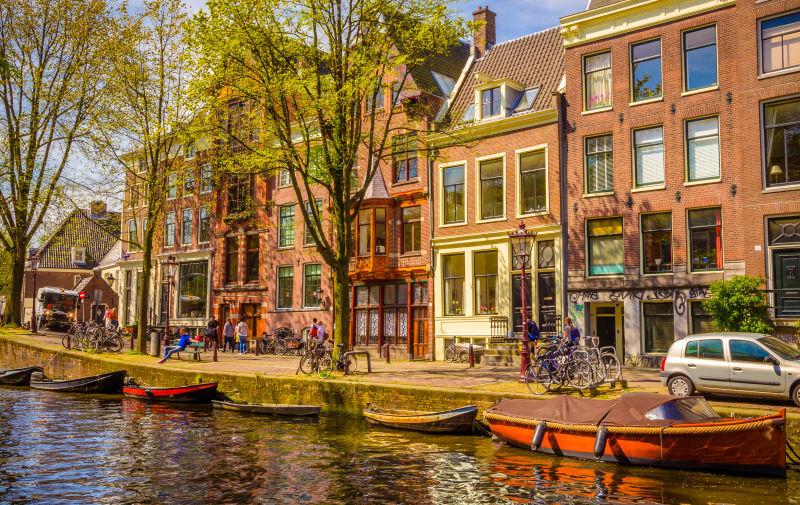 阿姆斯特丹的传统建筑和小船