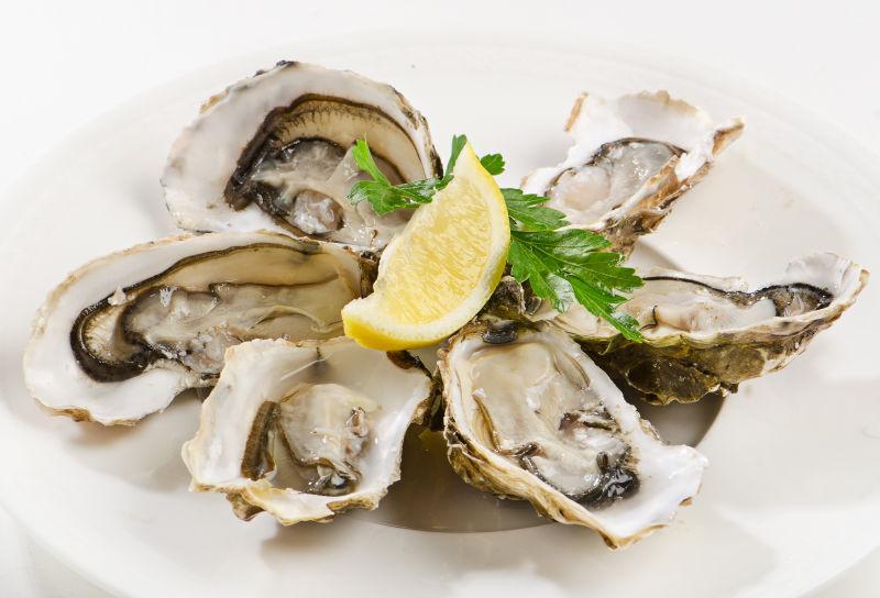新鲜生鲜牡蛎配冰柠檬