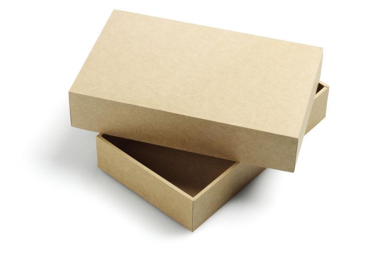 白色背景上的黄色的包装用纸盒