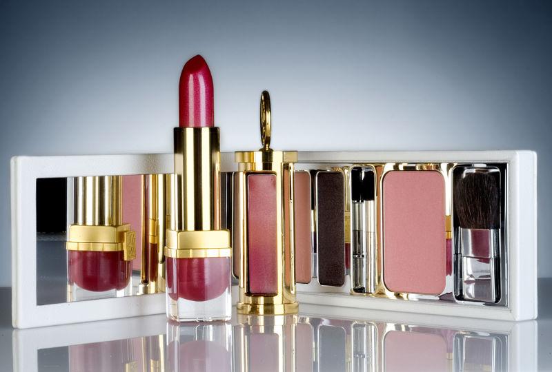 白色桌上的化妆品包装