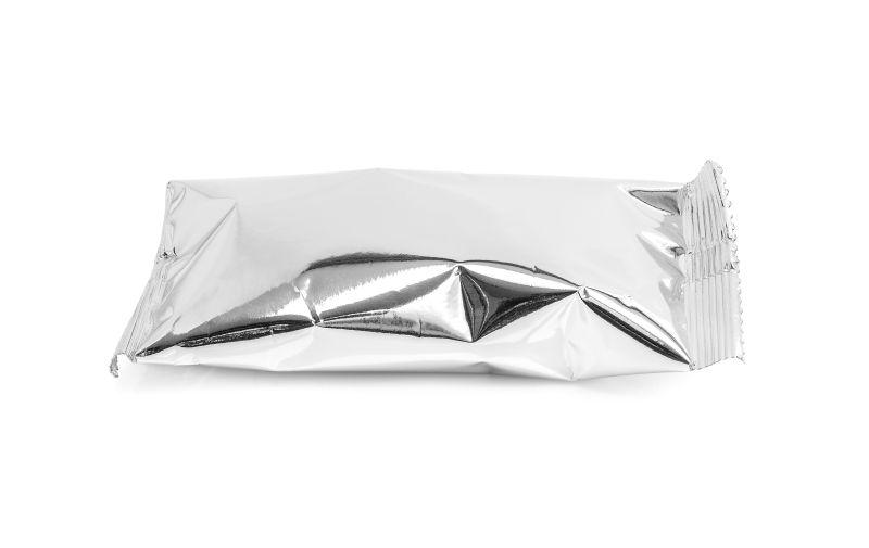 白色背景上的铝箔小吃袋