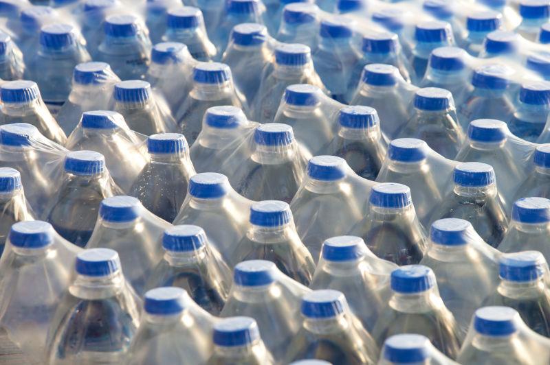 塑料包装的蓝色瓶盖瓶装水