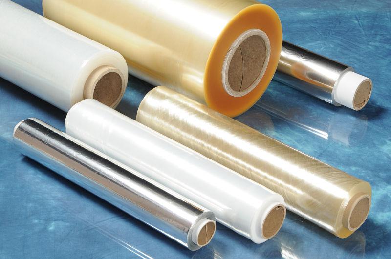 蓝色桌上的不同尺寸的食品包装材料