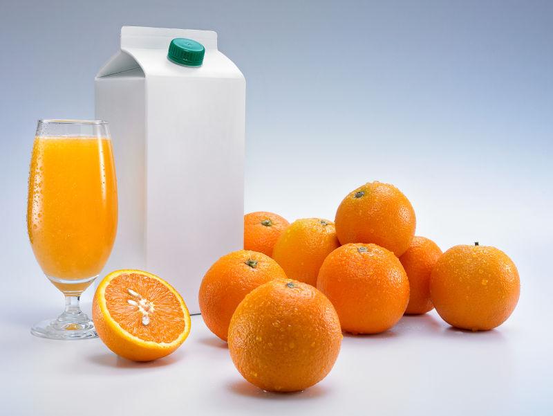 白色背景上的桔子与白色桔汁包装