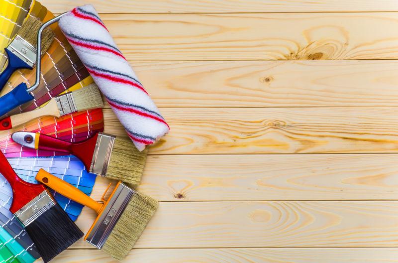 原木桌上的刷子和色卡