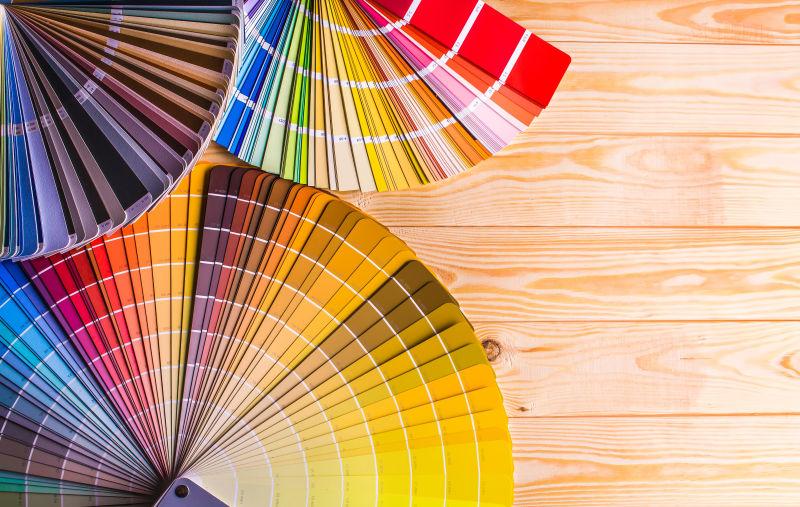 木桌上不同的油漆色卡