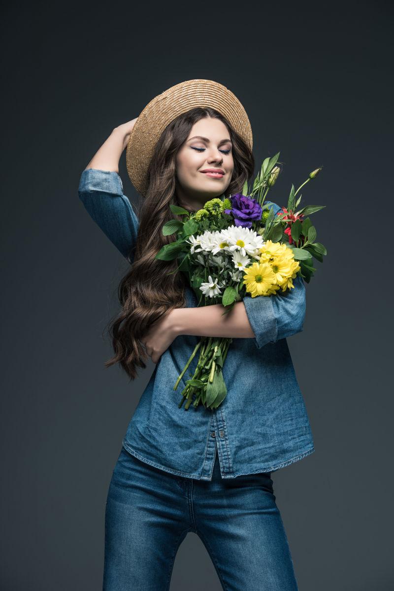 笑眯眯的女孩拿着花束