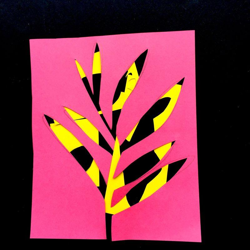 粉色纸张上的树叶剪纸