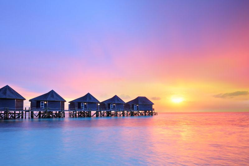 夕阳下美丽的海边小屋