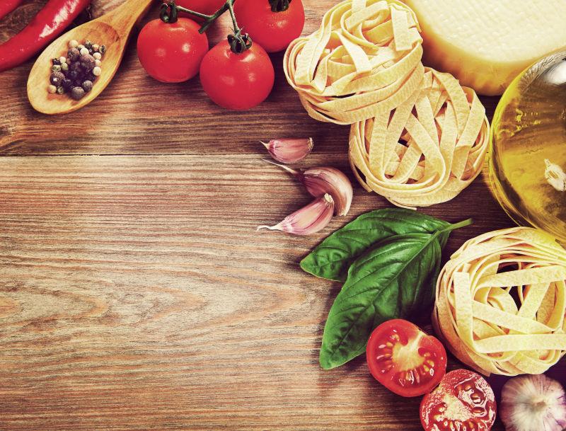 桌子上的意大利面球和蔬菜