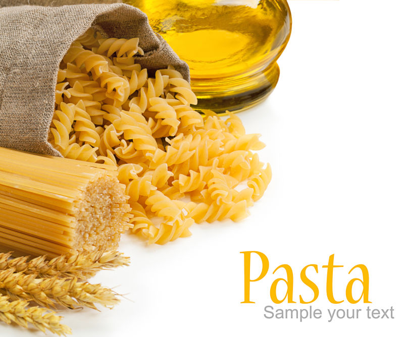 白色背景下的意大利面食