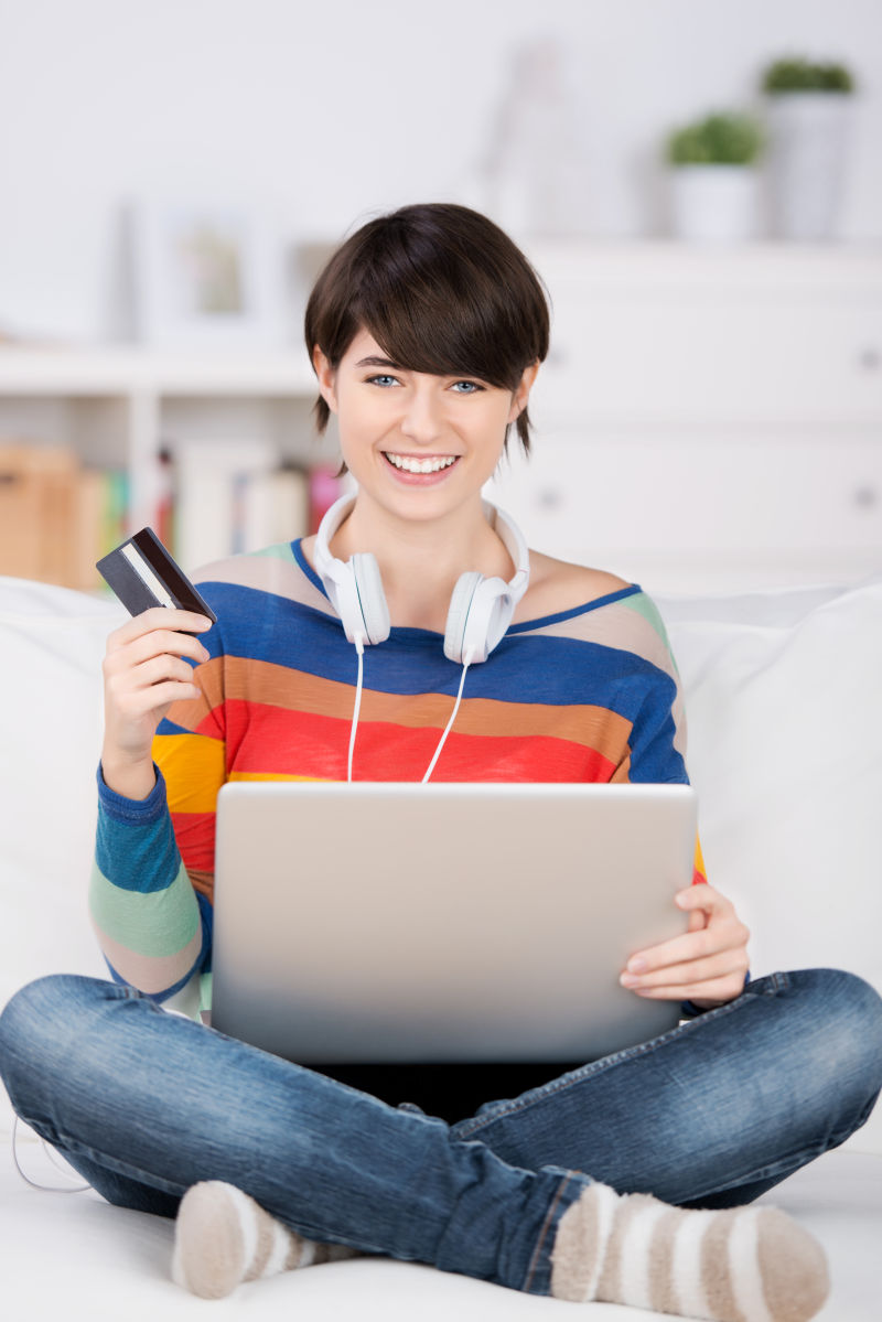年轻女子在互联网上购买音乐