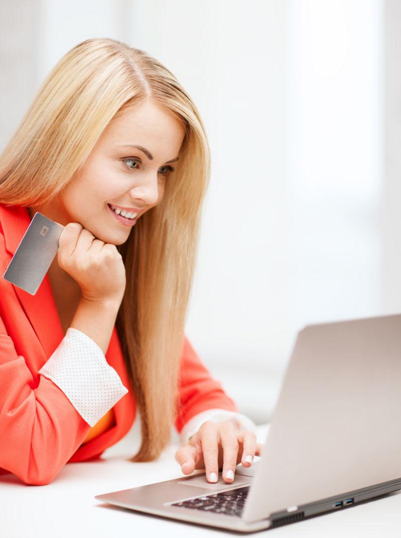 使用信用卡的笔记本电脑女商人