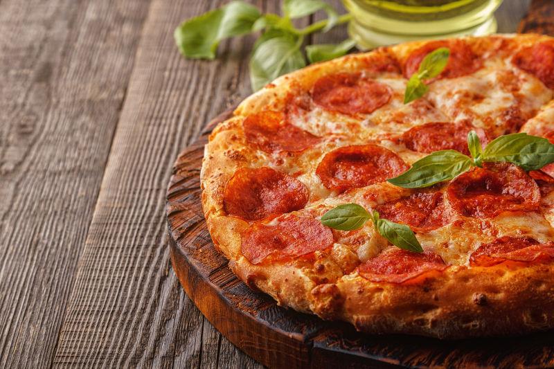 意大利辣辣比萨饼配马苏里拉干酪和番茄酱