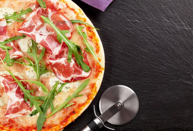 火腿和奶酪的比萨饼
