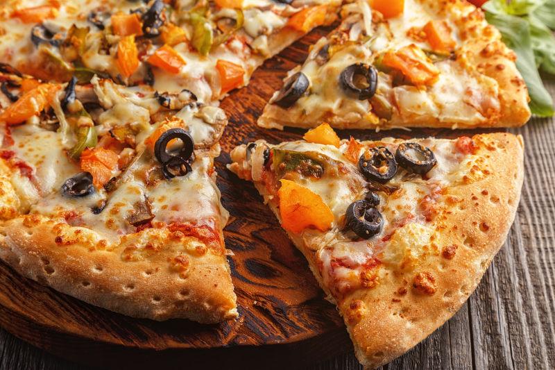 素食小比萨饼与莫萨雷拉干酪