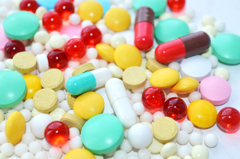 白色背景下的医疗药丸