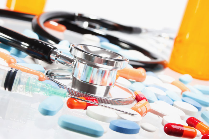 放在药堆中的听诊器