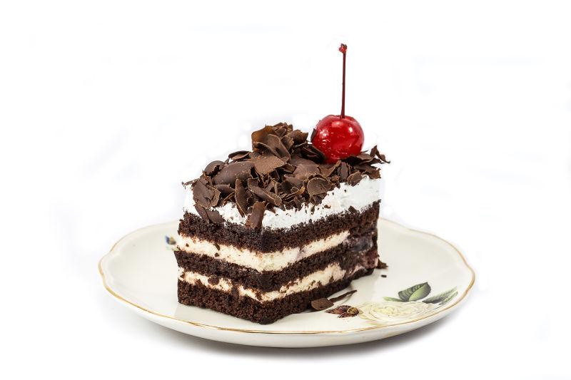 白色背景下自制的巧克力蛋糕