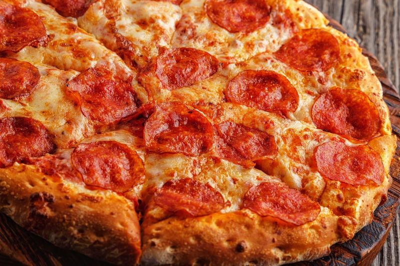 意大利辣味的香肠比萨奶酪和番茄酱