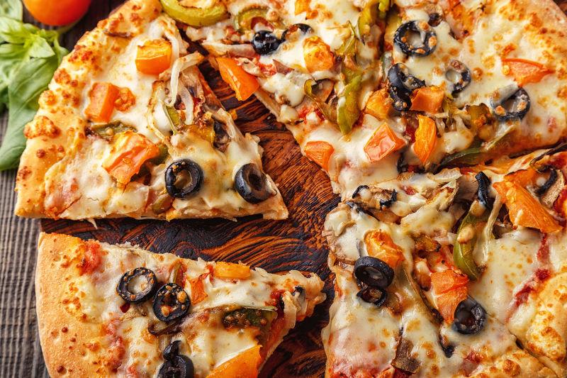 香菇素食比萨饼与莫萨雷拉干酪