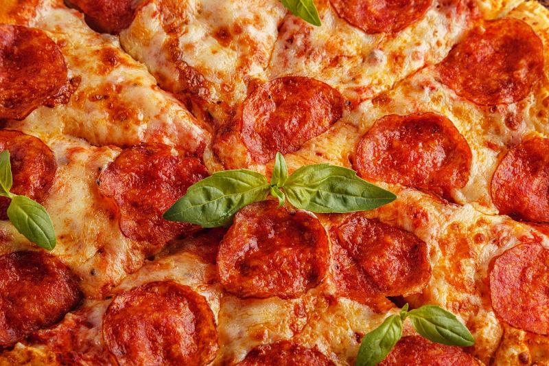 意大利辣味香肠比萨奶酪番茄酱