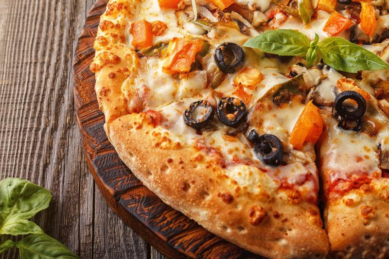 西红柿素食比萨饼与莫萨雷拉干酪