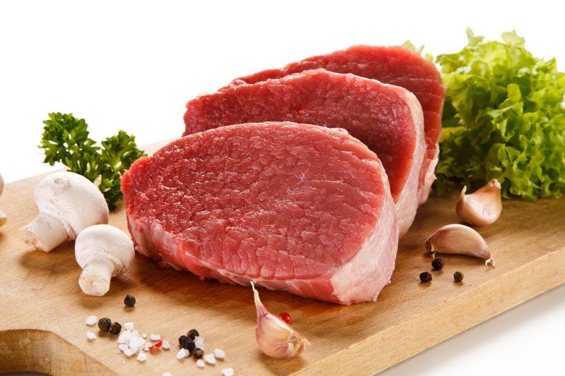 新鲜生猪和杏鲍菇