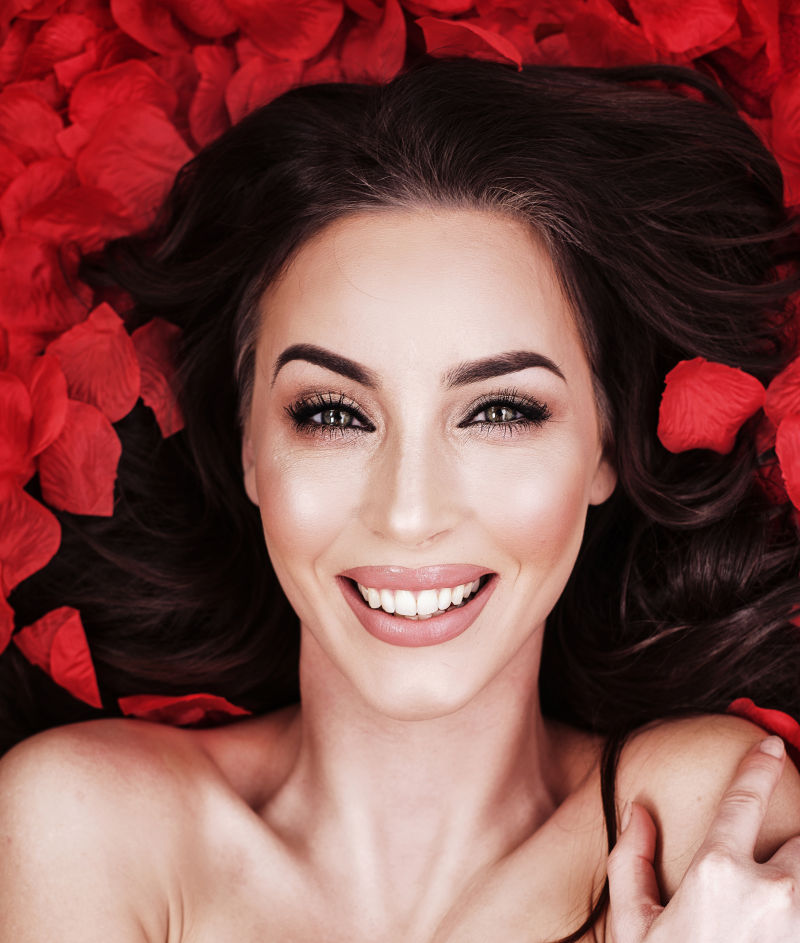 躺在玫瑰花瓣上的性感美女