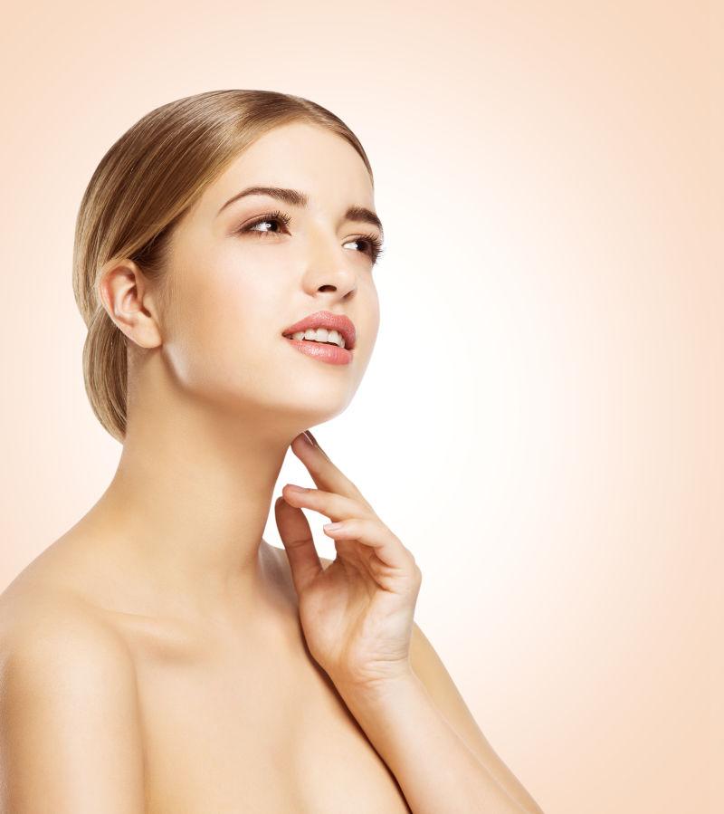 黄色背景上性感的金发女郎