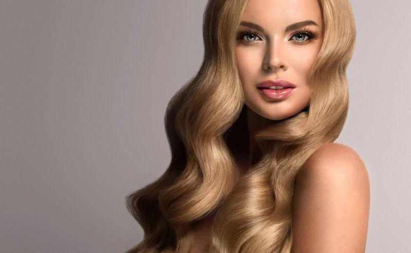 年轻性感的金卷发女郎