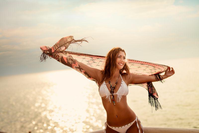 在海边度假微笑的美女