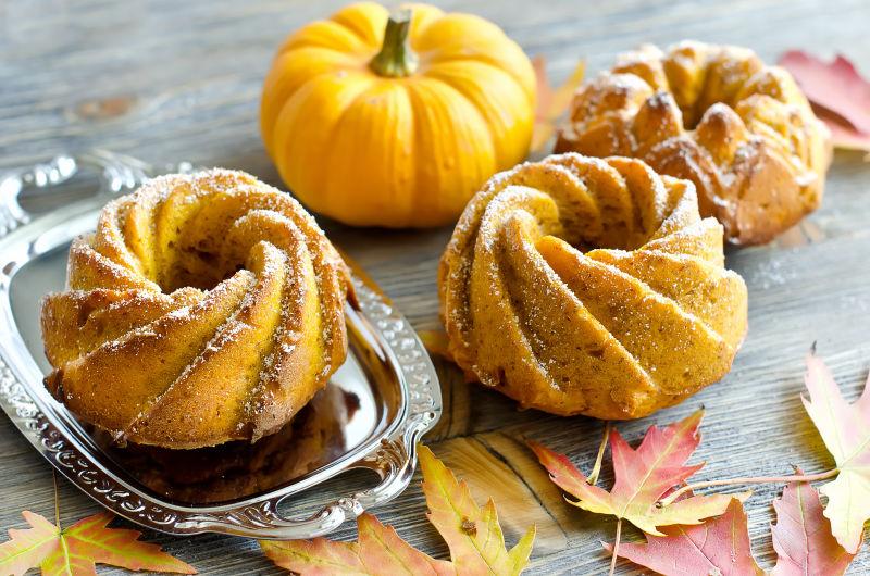 木制背景中南瓜和南瓜蛋糕