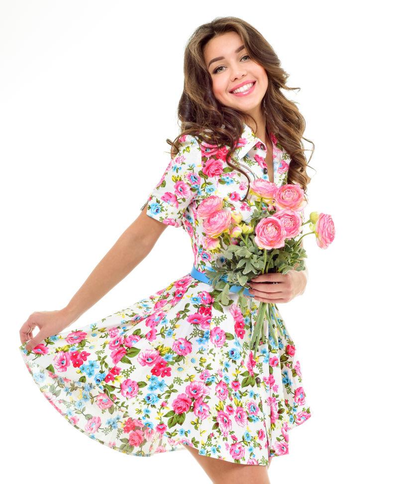 白色背景中拿着春天花束的女人