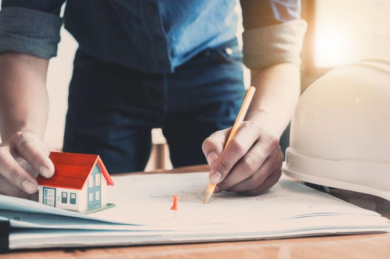 建筑师与房屋模型和建筑规划蓝图