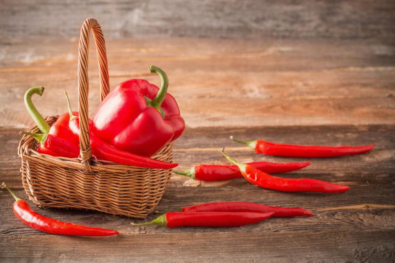 老木桌篮子里的红辣椒