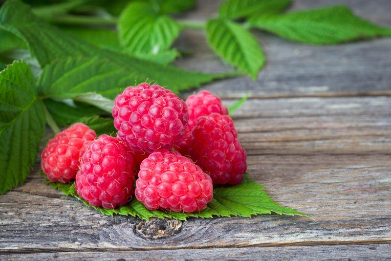 新鲜水果覆盆子图片 木莓背景上的树莓素材 高清图片 摄影照片 寻图免费打包下载
