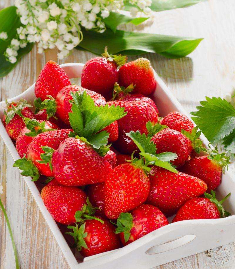 木桌上的新鲜草莓放在白盒子里