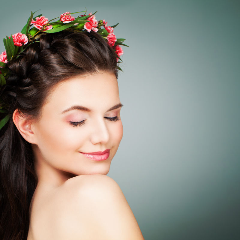 美丽女人戴着花环