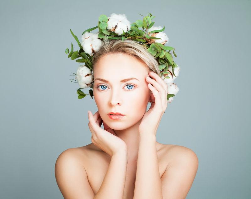 完美的女士戴着白色的棉花花花环