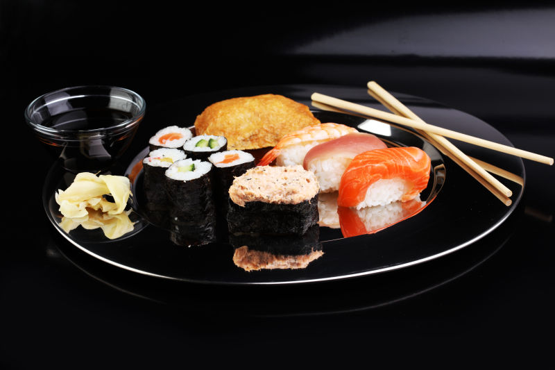 刺身寿司在盘子里
