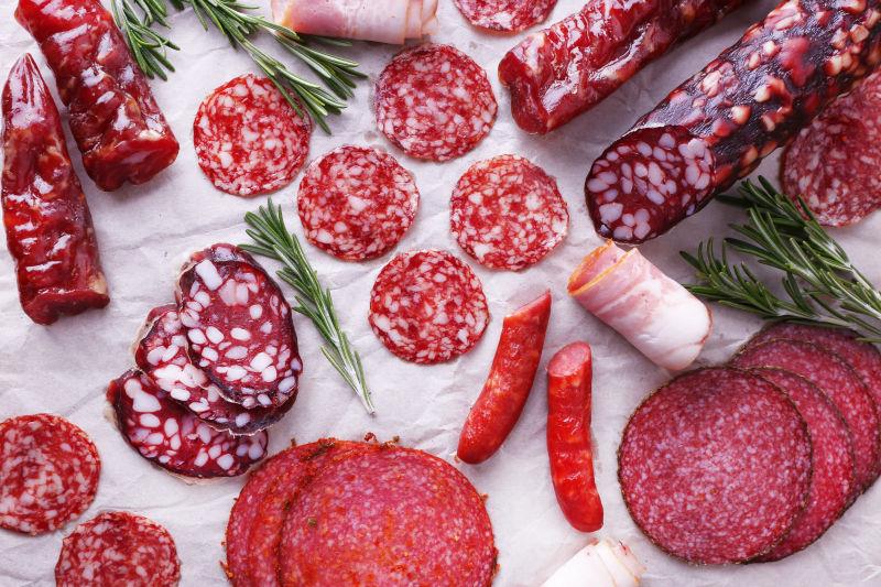 香肠在砧板和木桌背景上