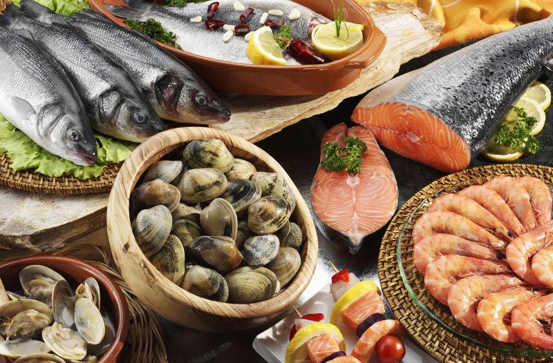 桌子上的海鲜产品