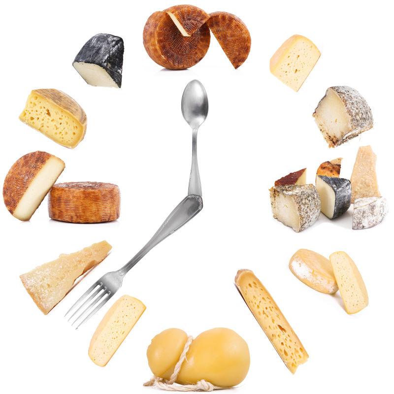 白色背景上由奶酪做成的时钟