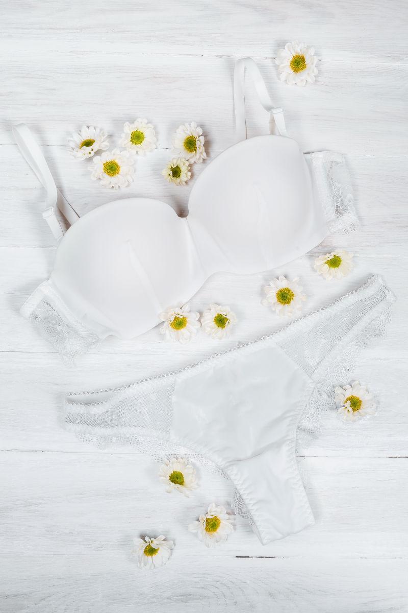 蕾丝内衣白底女式的内裤
