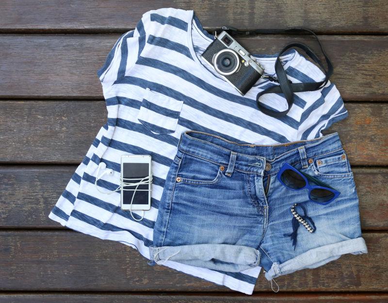 牛仔裤和条纹T恤