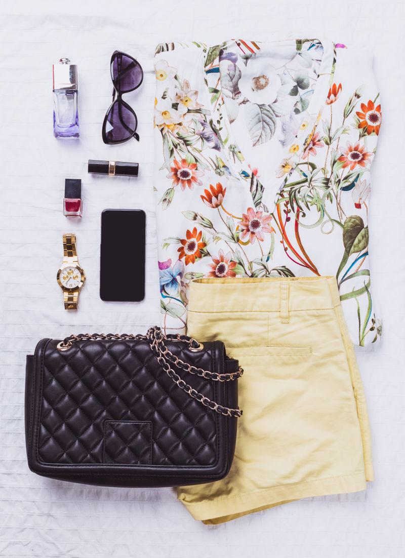 身上穿的和带的衣服及配饰