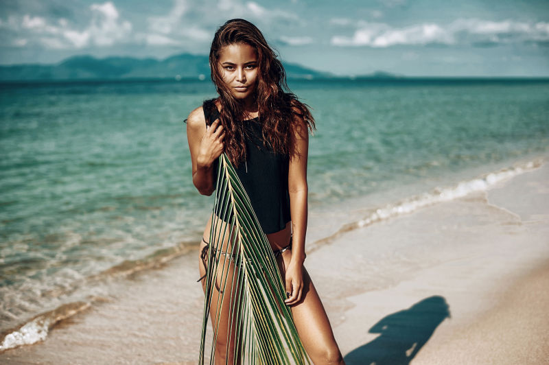 在海边的性感年轻美女